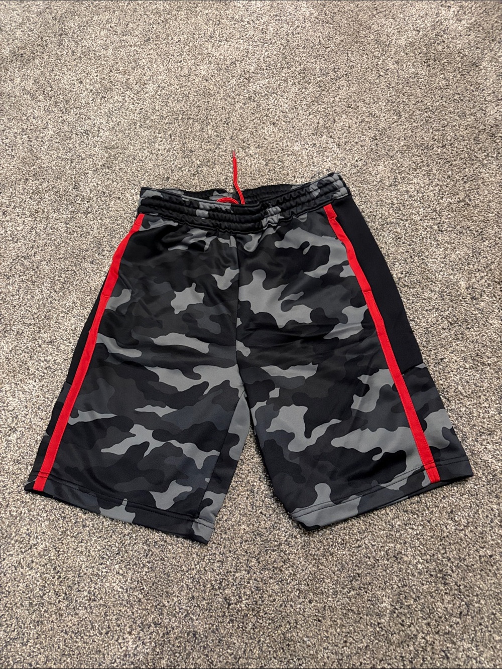 Boys Old Navy Boys Black & Gray Camo Athletic Shorts with Red Stripe Size XL 12